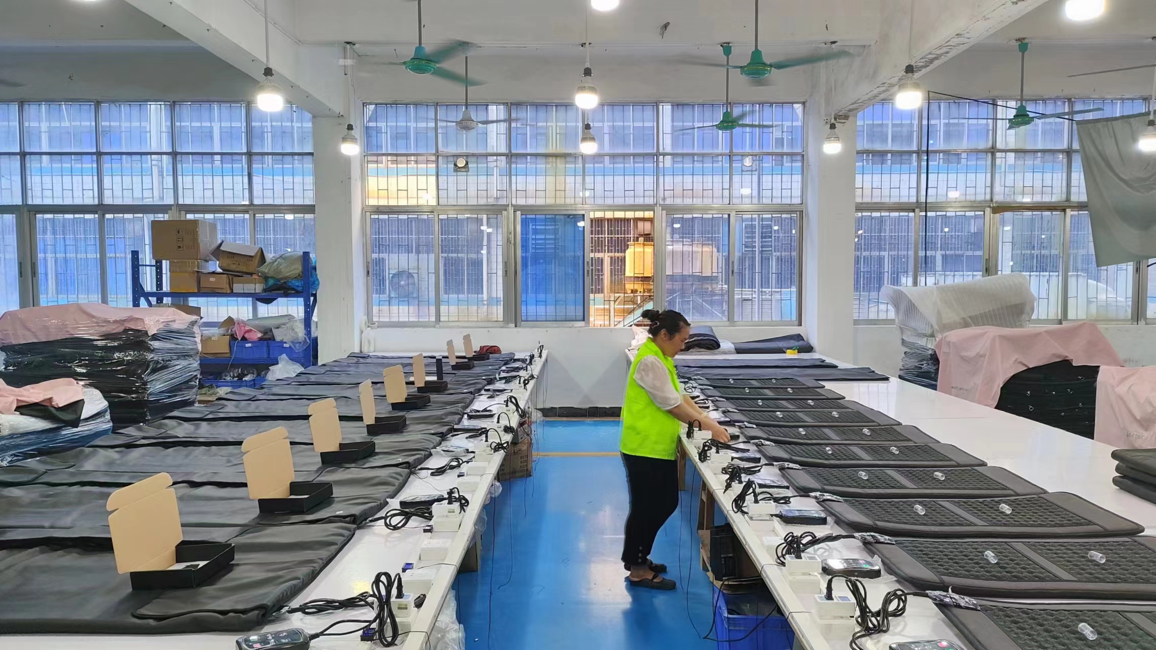 Guangzhou Beautywellness Health Technology Co., Ltd. factory workshop for heating mat production