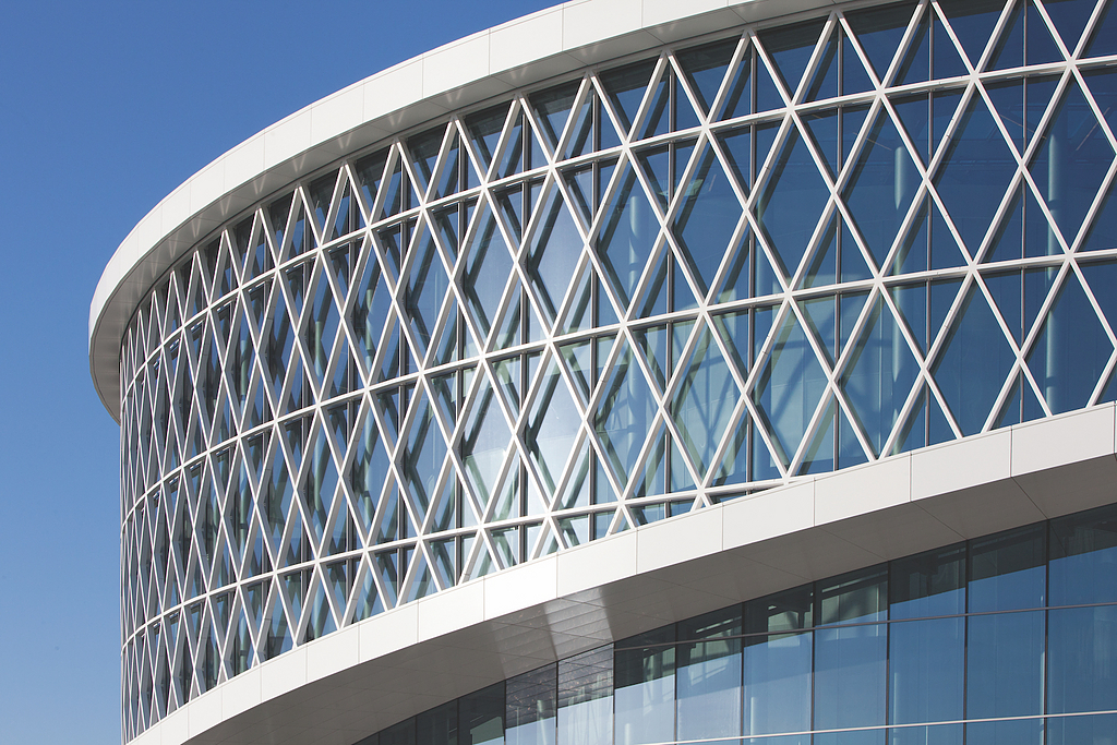 Unitized curtain wall installation with native aluminum profiles