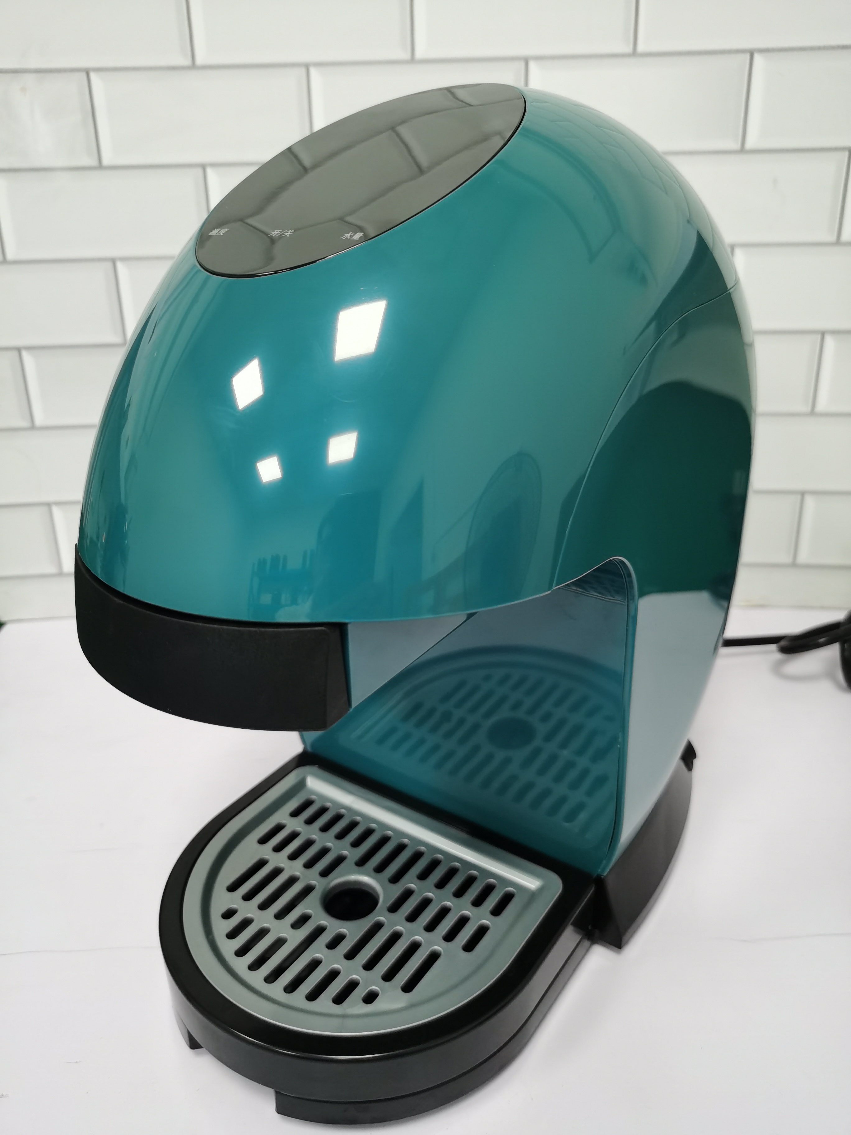 Commercial capsule coffee machine with touch-sensitive controls and dual water system