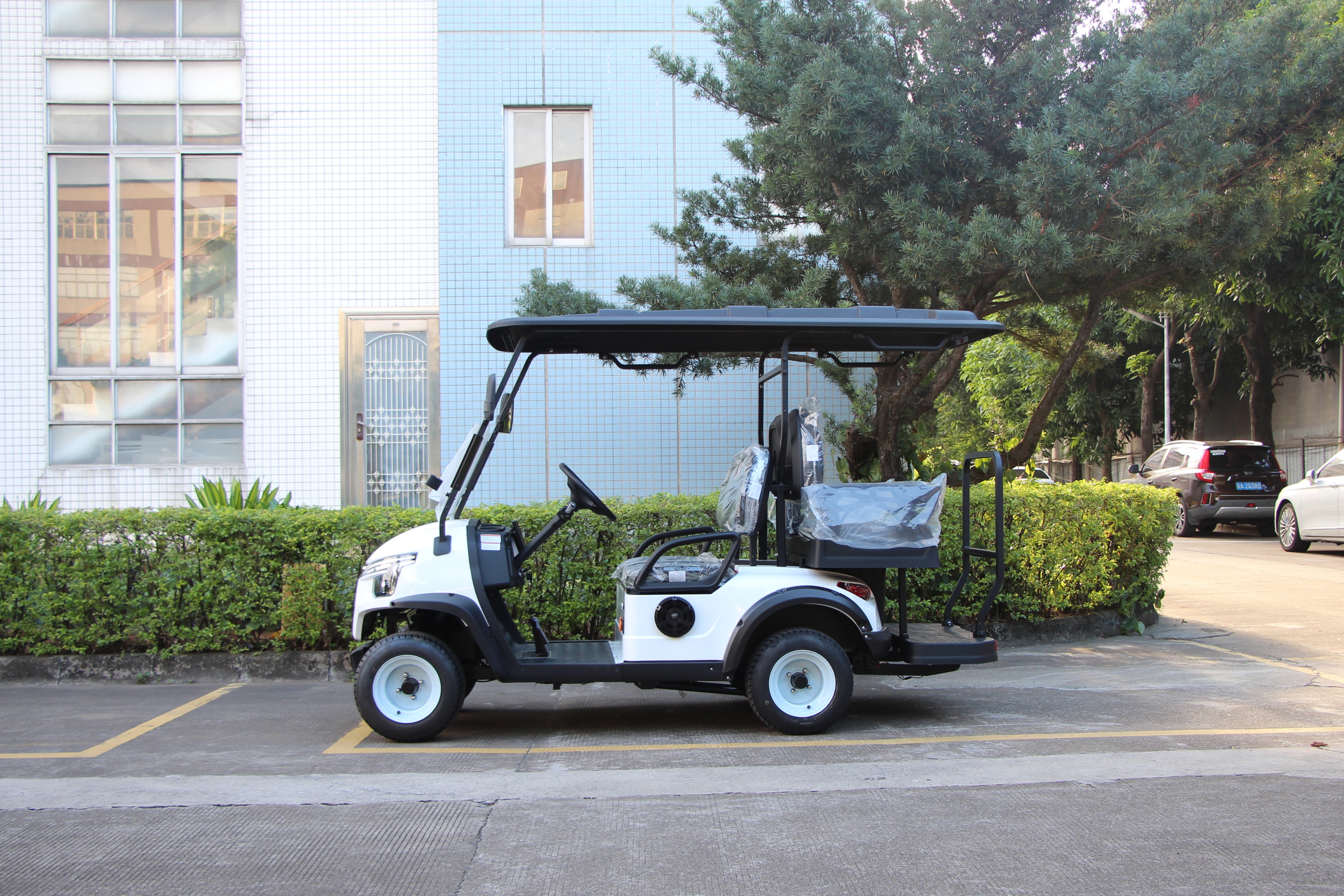 Electric golf cart model LQS023+2 with high strength composite body and independent suspension