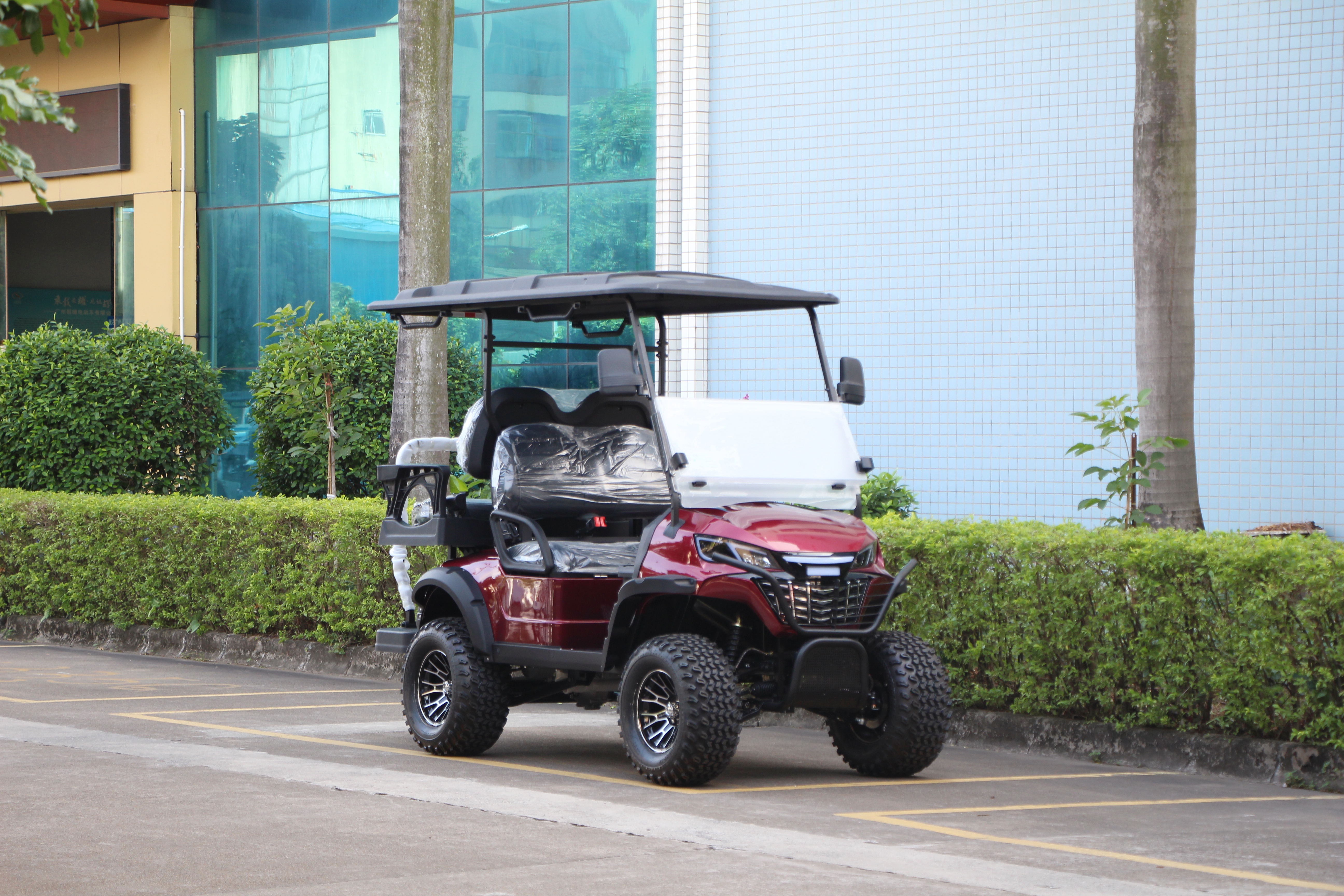 LQD021+2 electric golf cart featuring independent suspension and durable body structure