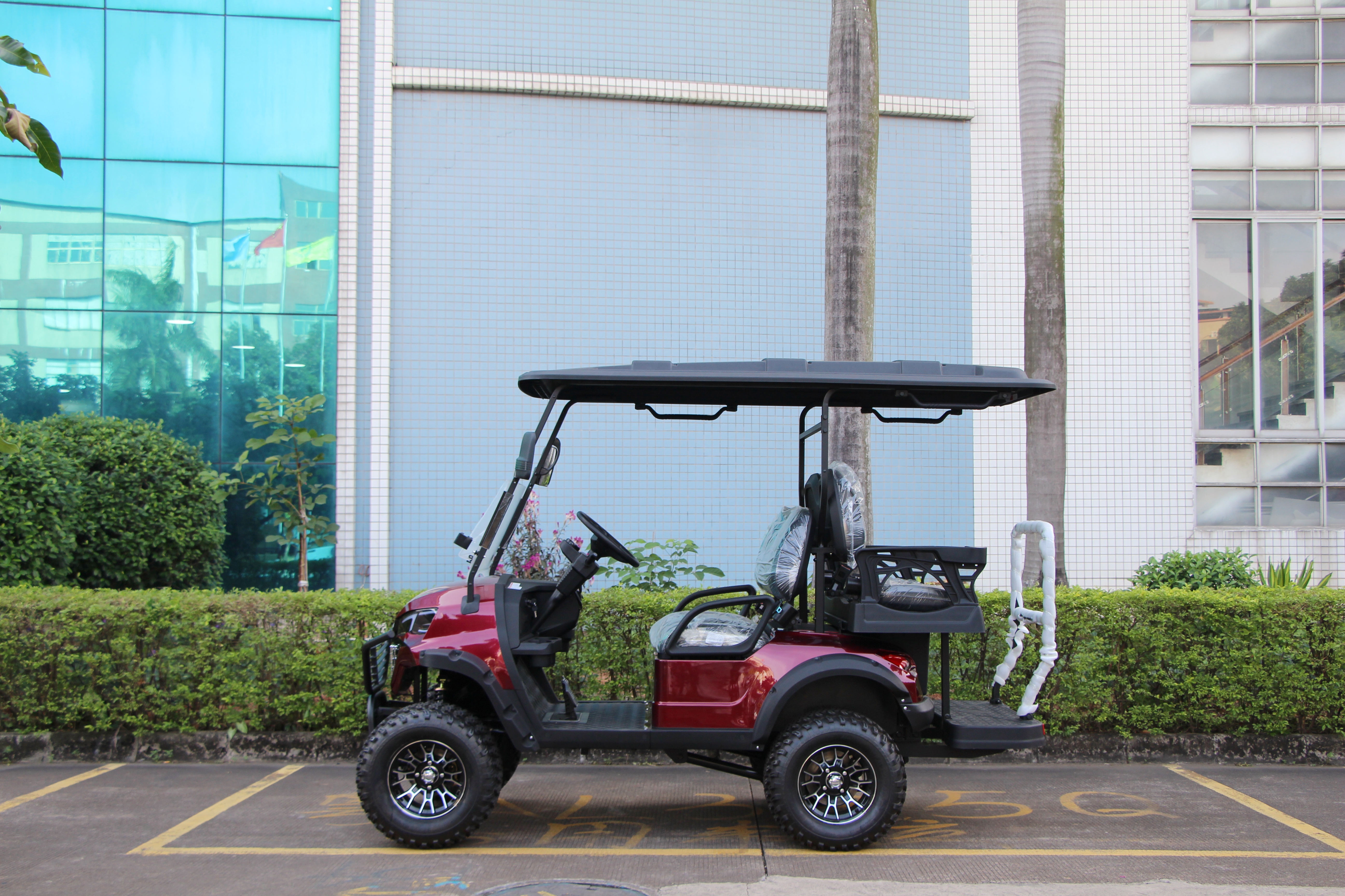 LQD021+2 electric golf cart ergonomic seating and side profile