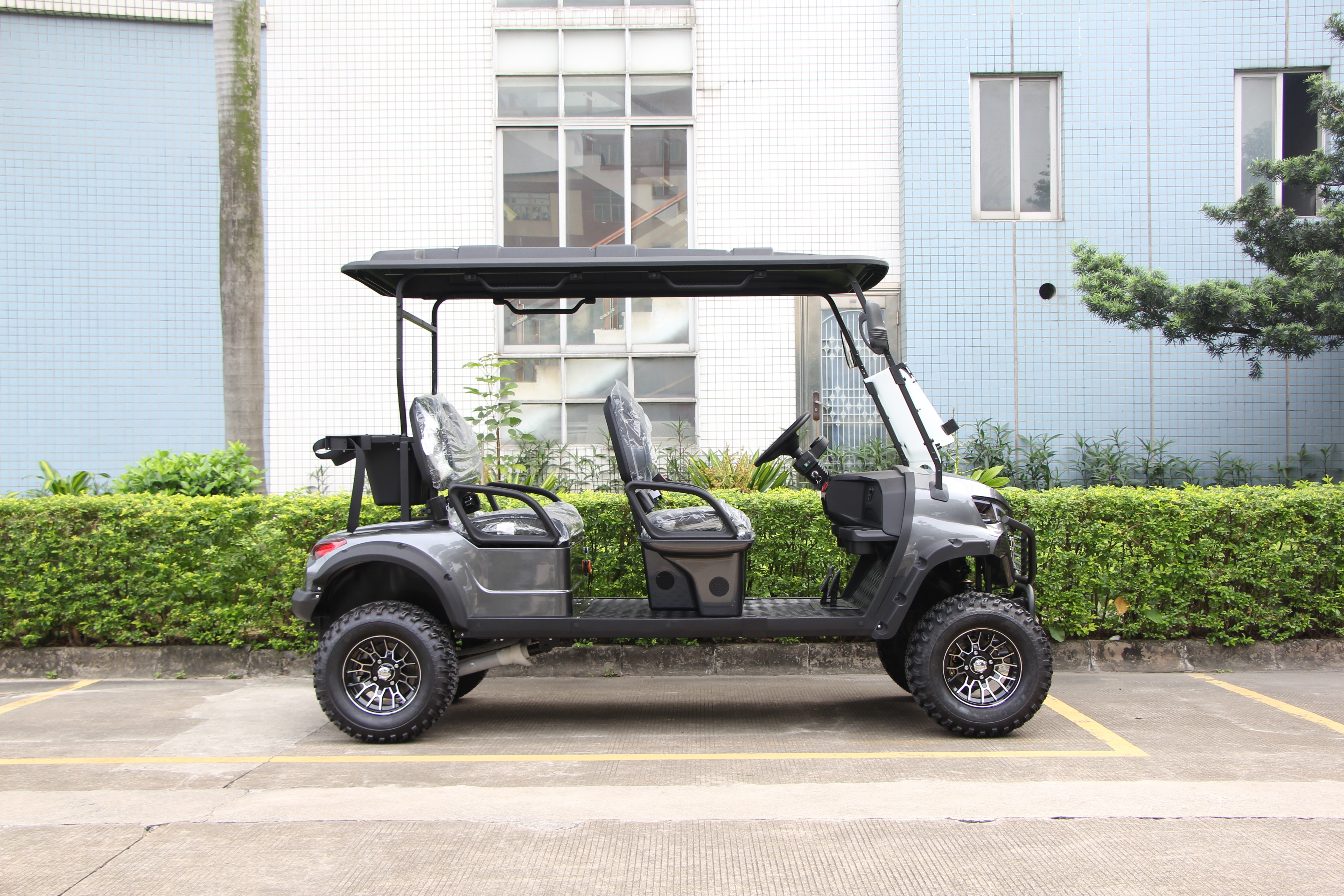 LQD041 electric golf cart with high-strength composite body and independent suspension