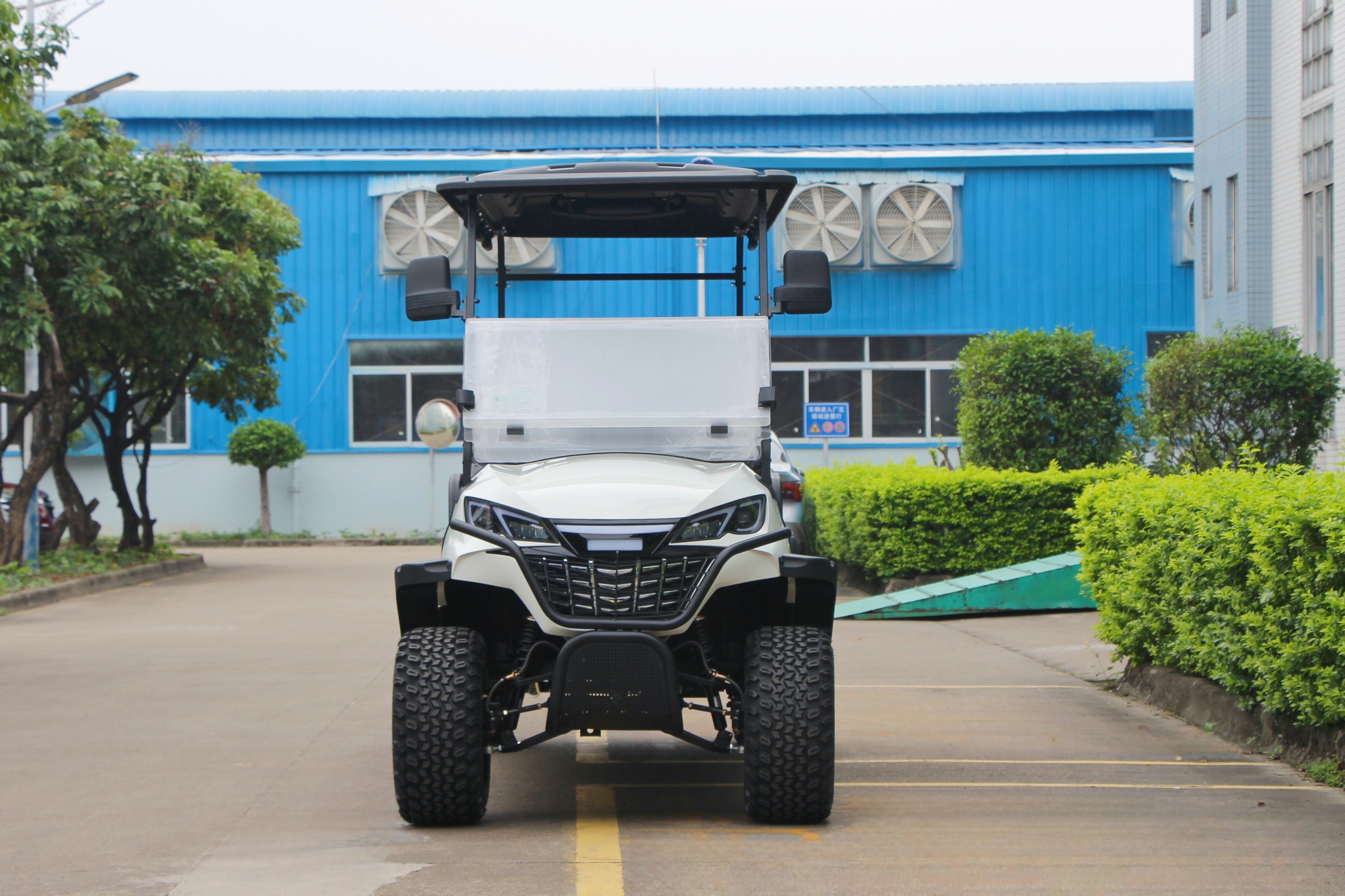 LQD061 electric golf cart featuring electrophoretic metal chassis and composite body