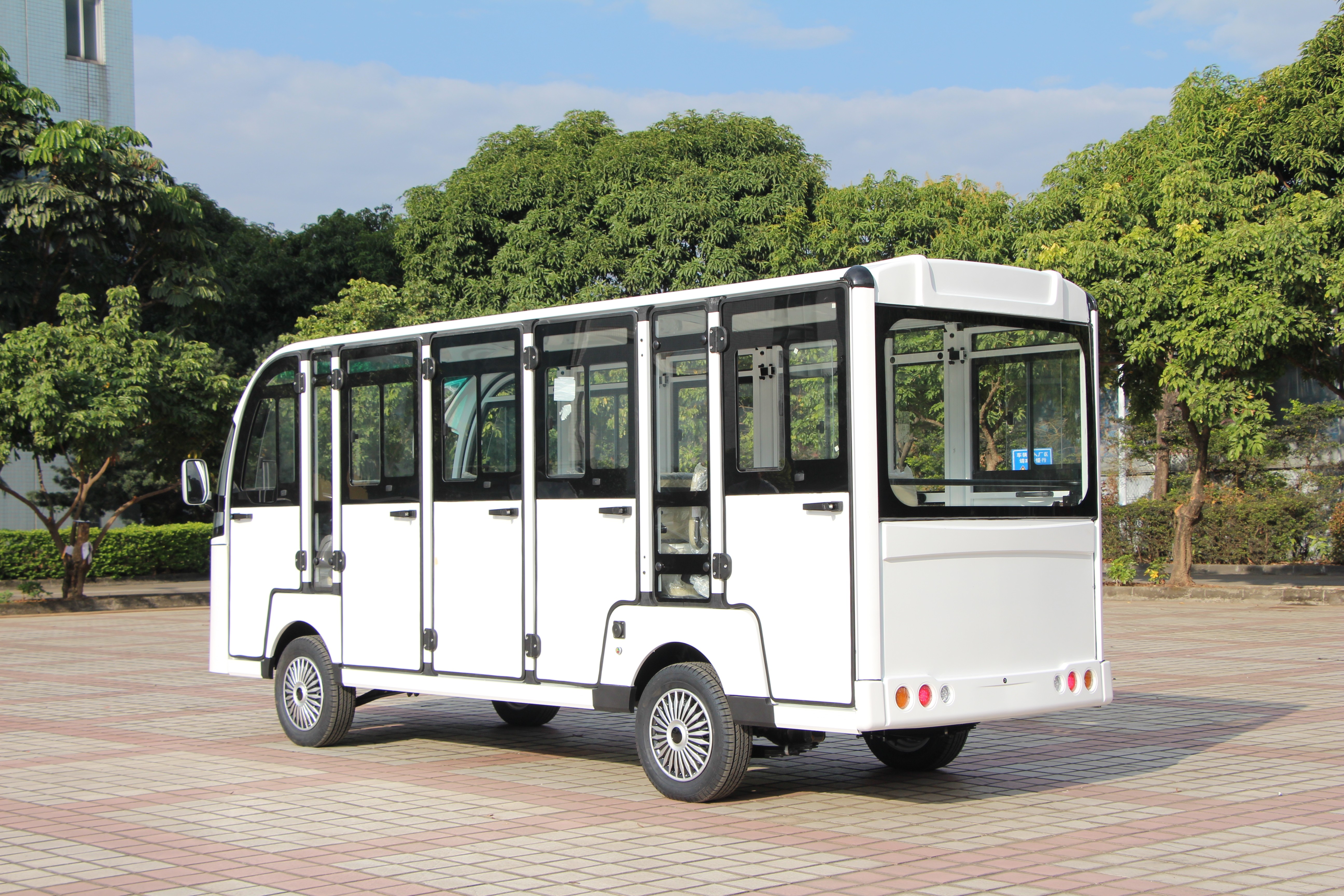 Langqing electric sightseeing bus product image for seating and vehicle configuration comparison