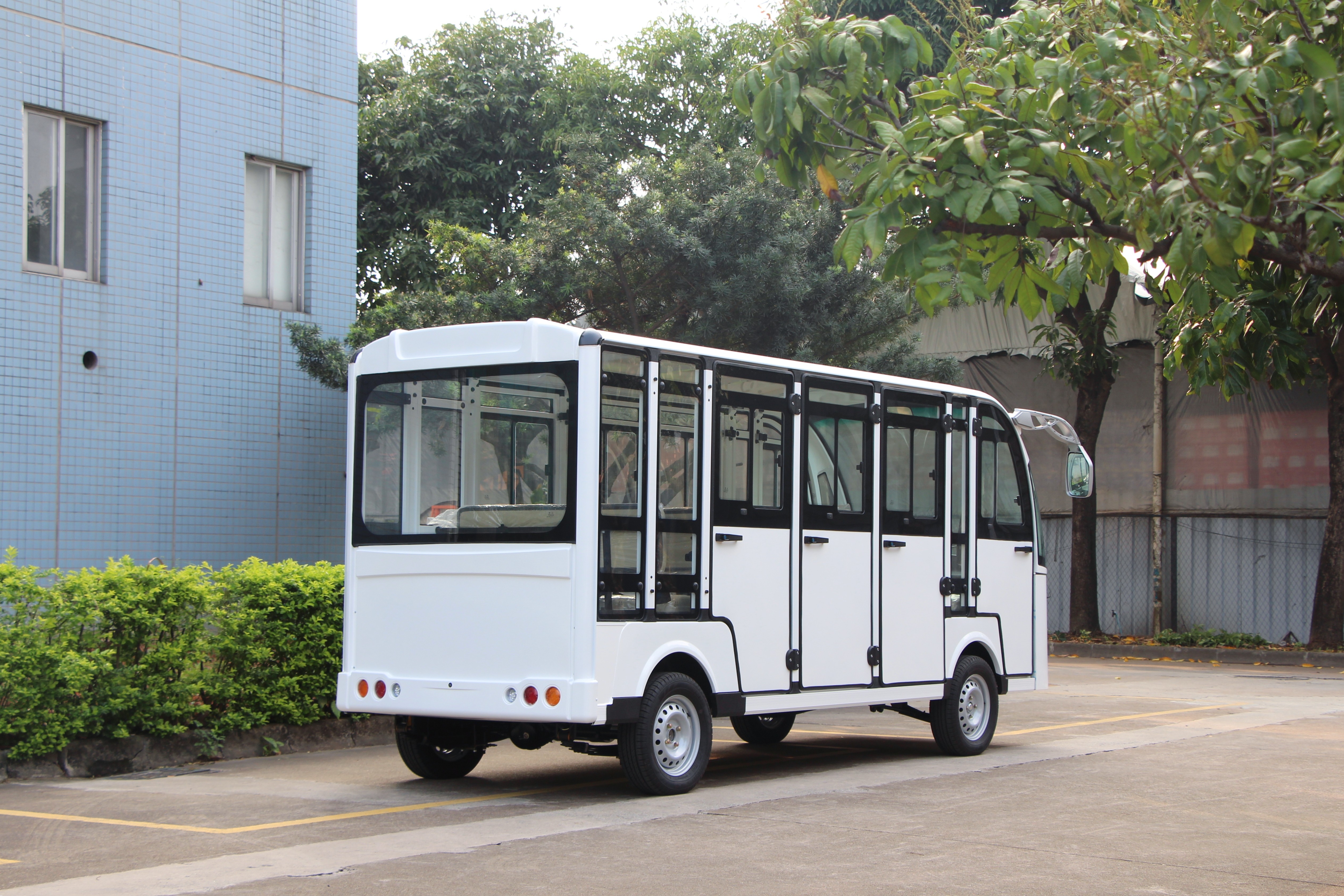 11seats electric sightseeing bus front view detailing chassis framework
