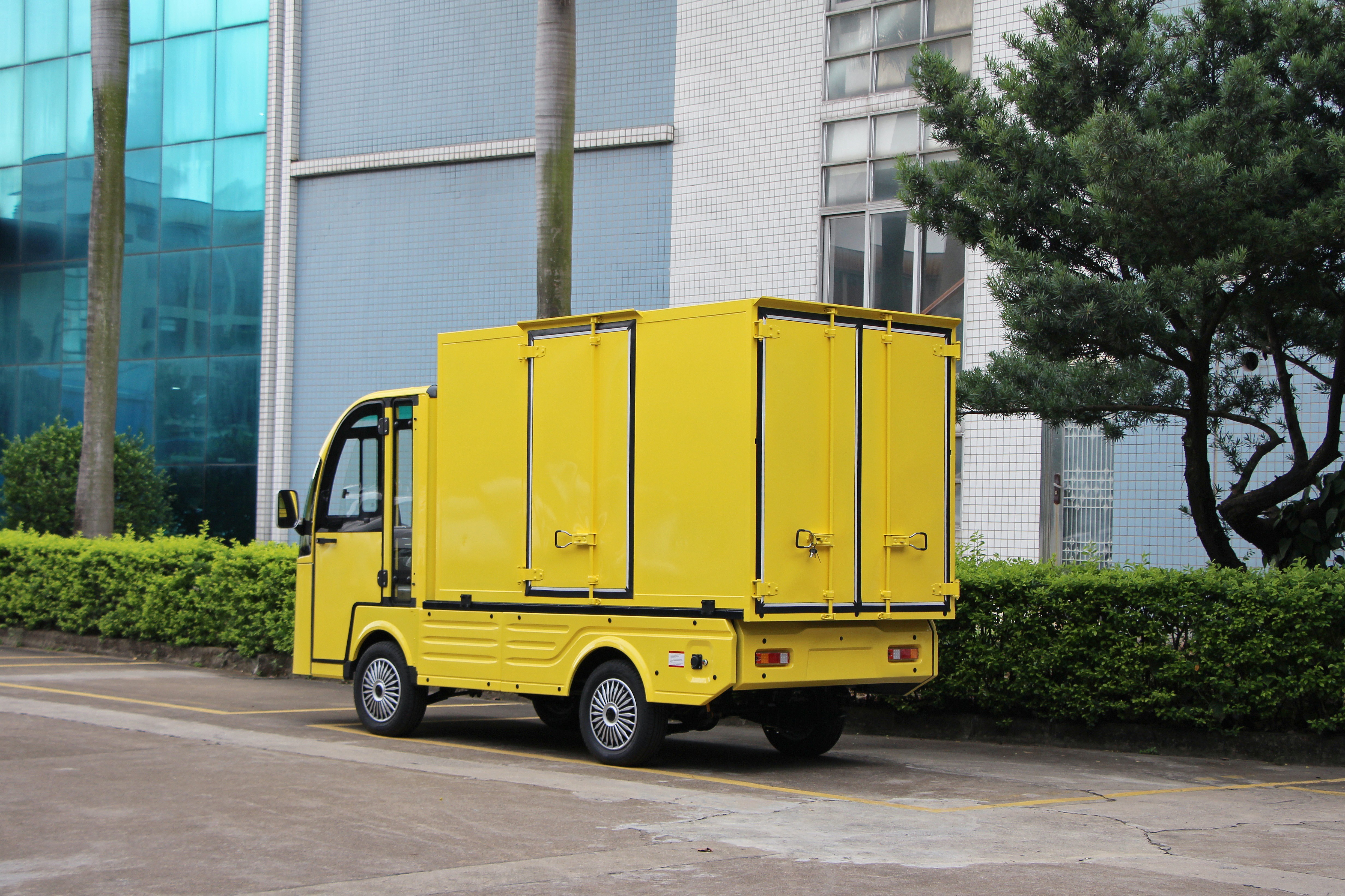 LQF1024FM electric mini truck rear view showing enclosed box door