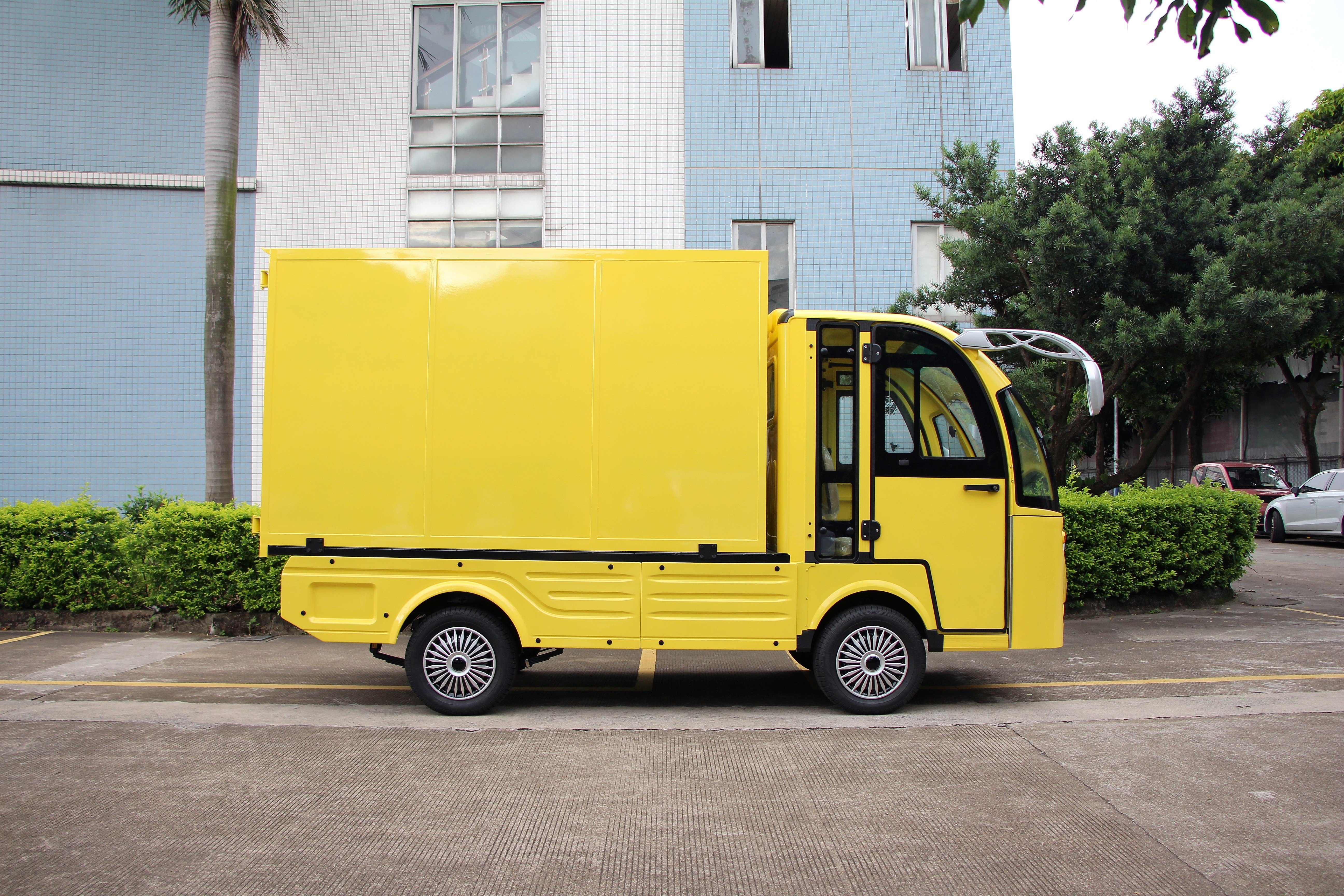 LQF1024FM 1ton electric truck elevated view showcasing structural frame design