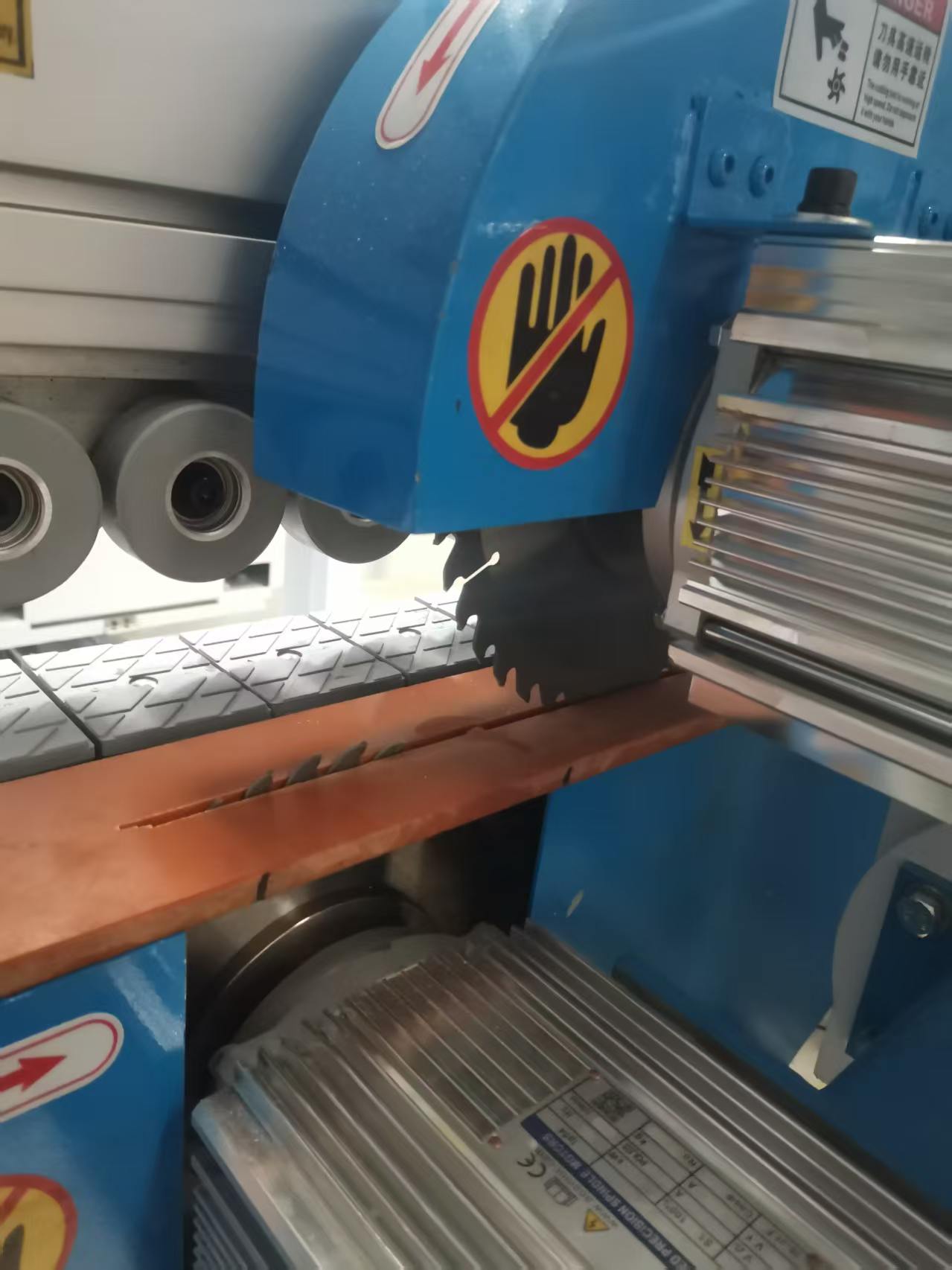 Double-end Saw production equipment for controlled material processing