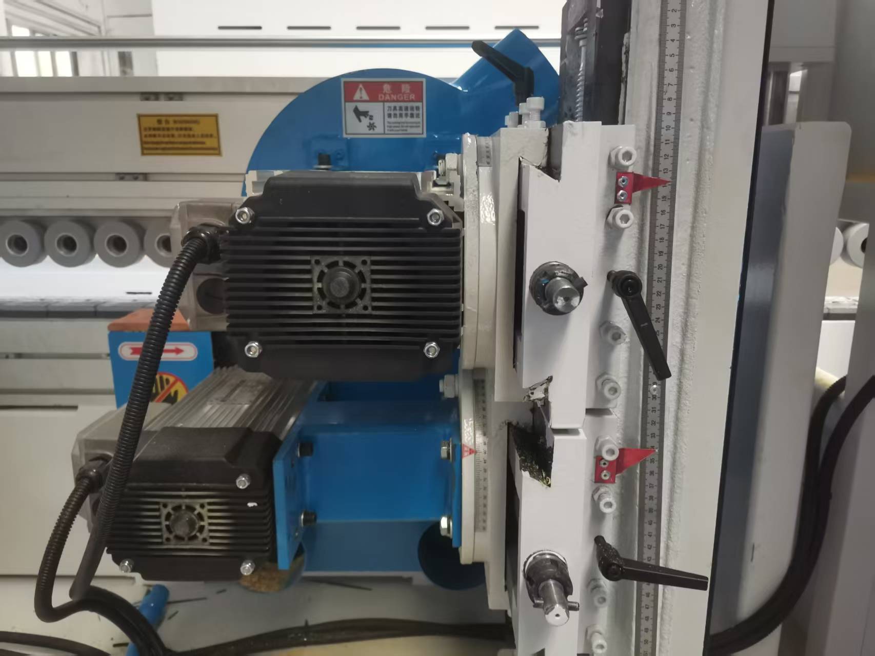 Double-end Saw width adjustment and woodworking control structure