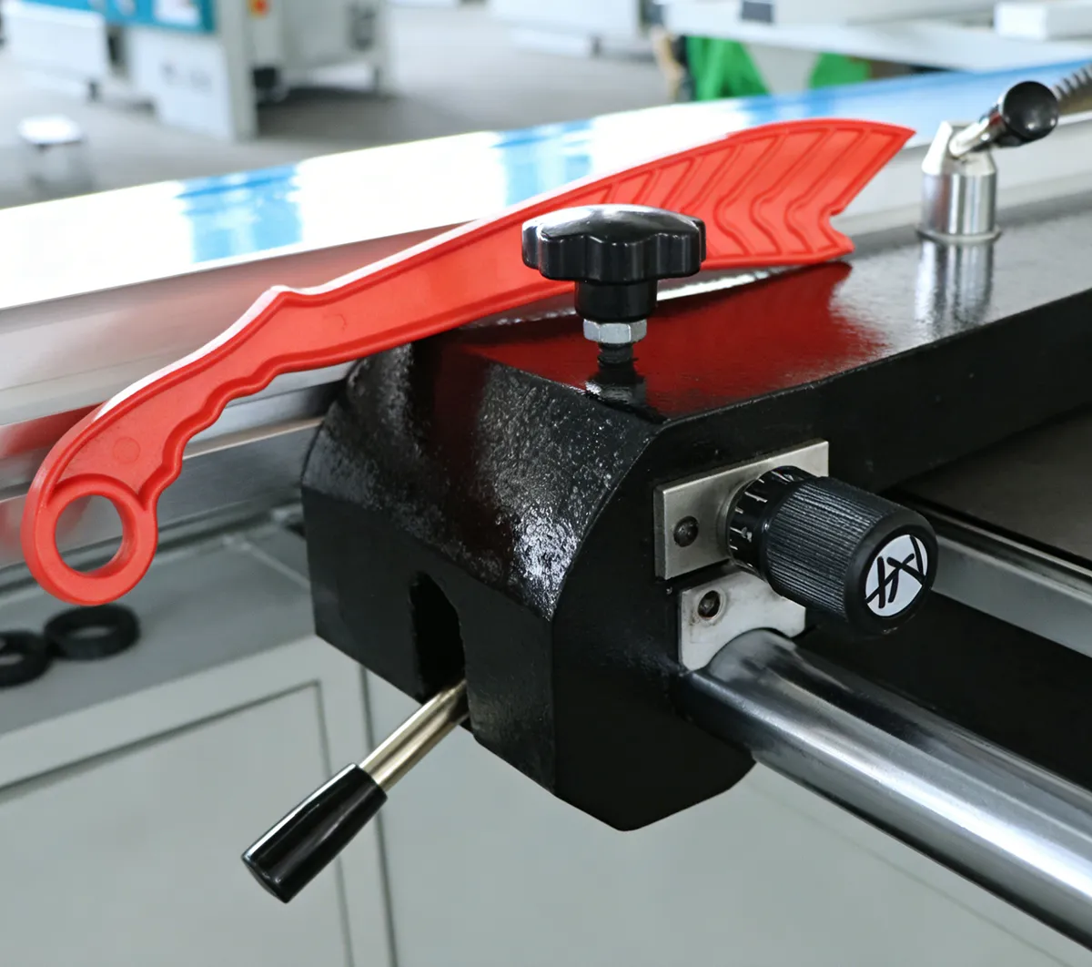 CNC sliding table saw spindle and guide structure