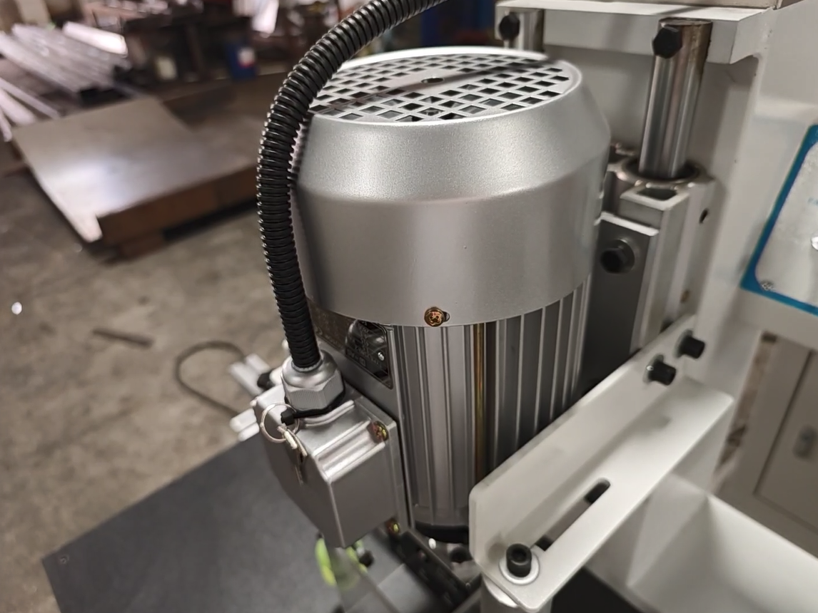 Furniture production drilling machine with multiple drilling spindles