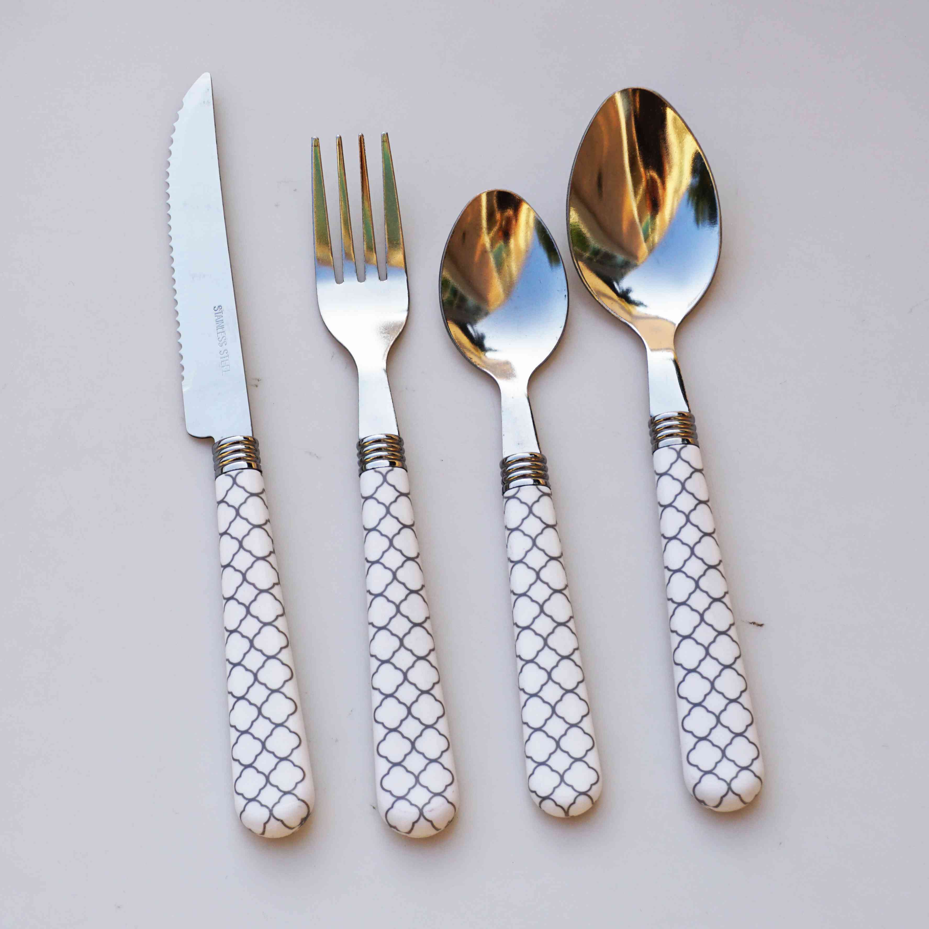 Plastic handle cutlery molding and metal bolster connection