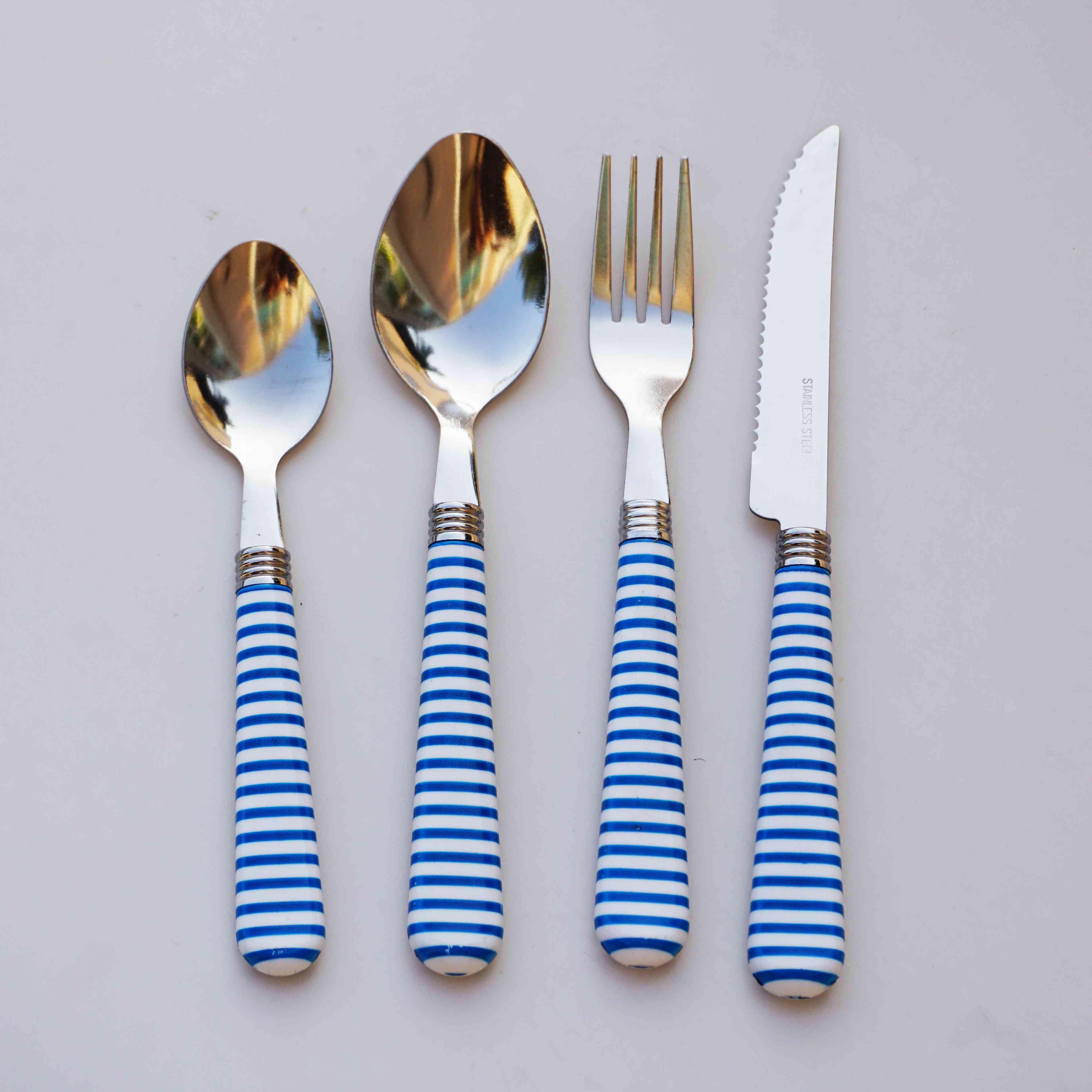 Customized colorful half-tang cutlery set with plastic handles