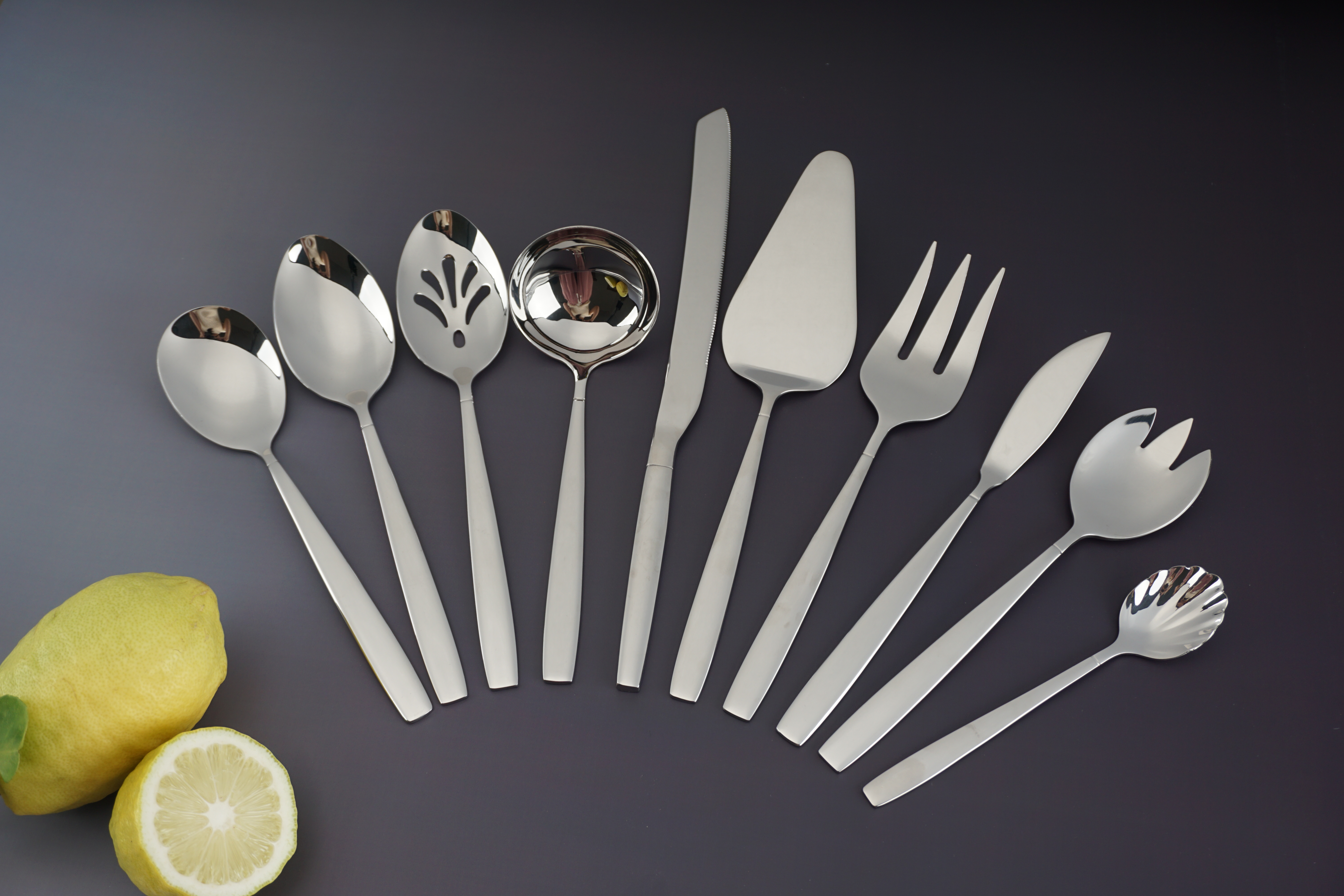 Serving cutlery set with multifunctional serving pieces